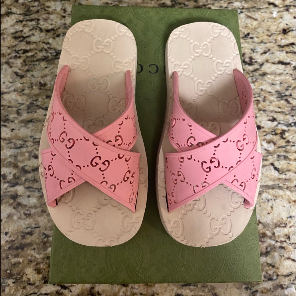 Gucci pink sliders